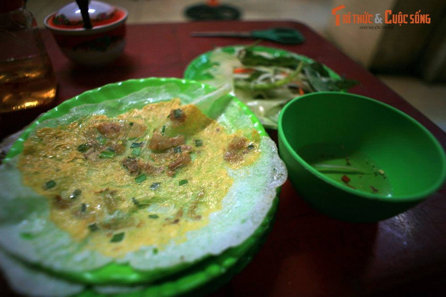 Đĩa bánh ép ở Huế. Bánh ép là một loại bánh đặc sản khác của Huế. Bánh to khoảng bằng một cái đĩa nhỏ, có nhân tôm, thịt, trứng và hành lá, gói cùng các loại rau sống như dưa leo, tía tô, rau mùi, rau răm, rau húng quế... và chấm với nước mắm.