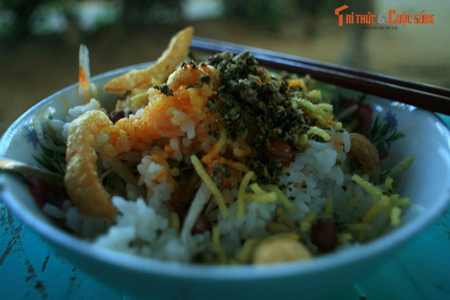 Tô cơm hến ở Cồn Hến, Huế. Cơm hến là một đặc sản dân dã của Huế, được trình bày dưới hình thức là cơm nguội trộn với hến xào qua dầu và gia vị, nước hến, mắm ruốc, rau má, rau thơm, giá đỗ, tóp mỡ... Nước hến là thành phần quan trọng để món cơm này có hương vị rất đặc trưng.