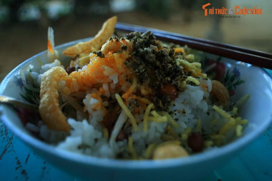 Tô cơm hến ở Cồn Hến, Huế. Cơm hến là một đặc sản dân dã của Huế, được trình bày dưới hình thức là cơm nguội trộn với hến xào qua dầu và gia vị, nước hến, mắm ruốc, rau má, rau thơm, giá đỗ, tóp mỡ... Nước hến là thành phần quan trọng để món cơm này có hương vị rất đặc trưng.