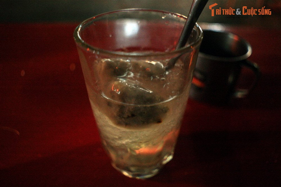 Cốc chè bột lọc heo quay ở Huế. Sự hiện diện của hàng chục loại chè khác nhau làm nên một mảng màu quan trọng trong bức tranh ẩm thực Huế. Trong đó, chè bột lọc heo quay là món chè độc đáo nhất, khi thành phần chính lại là một món ăn mặn: Bánh bột lọc nhân thịt heo quay.