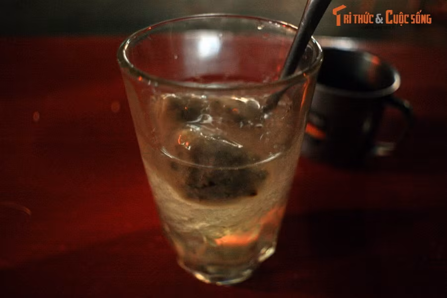 Cốc chè bột lọc heo quay ở Huế. Sự hiện diện của hàng chục loại chè khác nhau làm nên một mảng màu quan trọng trong bức tranh ẩm thực Huế. Trong đó, chè bột lọc heo quay là món chè độc đáo nhất, khi thành phần chính lại là một món ăn mặn: Bánh bột lọc nhân thịt heo quay.