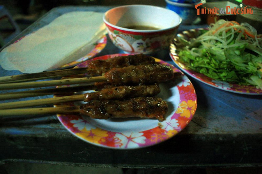 Đĩa nem lụi ở Huế. Nem lụi hay chả lụi là món ăn có xuất xứ từ Bình Thuận rất được ưa chuộng ở Huế. "Lụi" là từ dùng để chỉ việc xiên những que tre nhỏ được vót nhọn qua miếng chả và nướng trên bếp than. Nem lụi thường được dùng kèm với bánh tráng, rau sống và nước chấm đặc sệt.