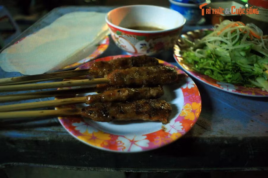 Đĩa nem lụi ở Huế. Nem lụi hay chả lụi là món ăn có xuất xứ từ Bình Thuận rất được ưa chuộng ở Huế. "Lụi" là từ dùng để chỉ việc xiên những que tre nhỏ được vót nhọn qua miếng chả và nướng trên bếp than. Nem lụi thường được dùng kèm với bánh tráng, rau sống và nước chấm đặc sệt.