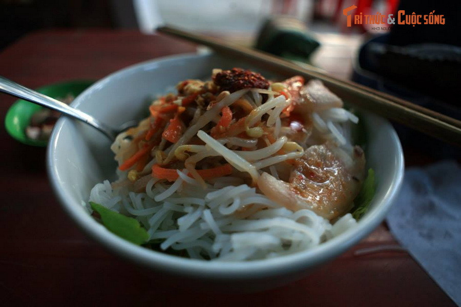 Tô bún mắm nêm ở Huế. Bún mắm nêm là món đặc sản của người dân miền Trung, phổ biến nhất là ở Huế và Đà Nẵng. Thành phần món ăn gồm bún, thịt thủ hoặc chân giò heo và rau sống trộn với mắm nêm - loại mắm làm từ cá có hương vị rất nồng.