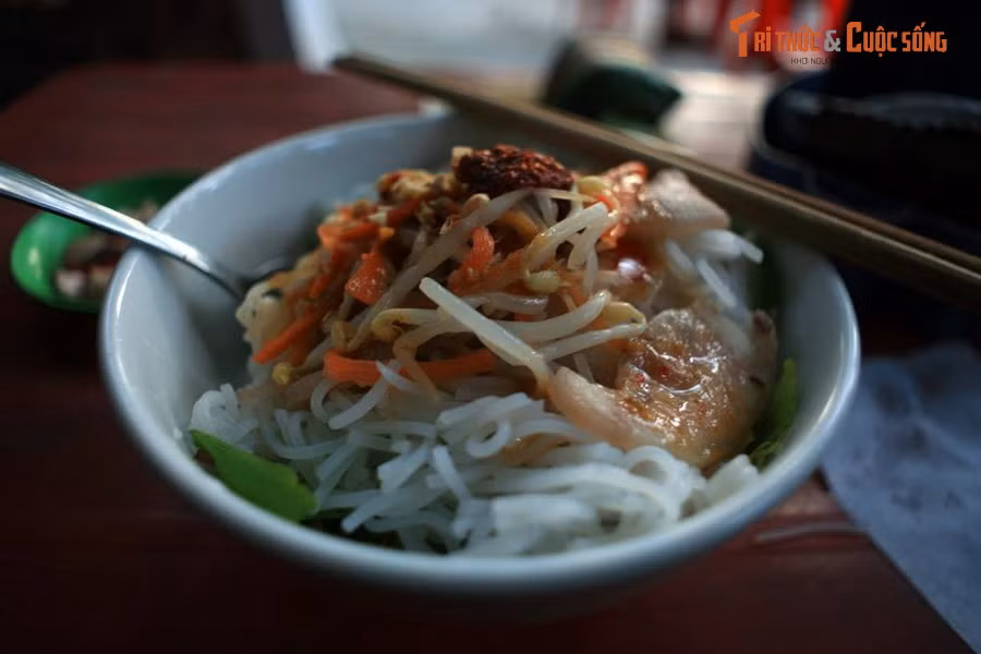 Tô bún mắm nêm ở Huế. Bún mắm nêm là món đặc sản của người dân miền Trung, phổ biến nhất là ở Huế và Đà Nẵng. Thành phần món ăn gồm bún, thịt thủ hoặc chân giò heo và rau sống trộn với mắm nêm - loại mắm làm từ cá có hương vị rất nồng.