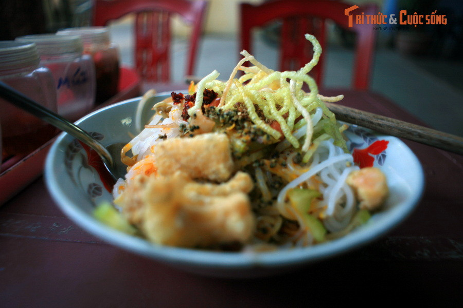 Tô bún hến ở Cồn Hến. Từ cơm hến, người Huế đã cải biên để tạo ra các món bún hến và mì hến. Thành phần các món này không khác cơm hến, chỉ có cơm được thay bằng bún và mì gói - thường là loại mì gói giấy Miliket của Việt Nam.