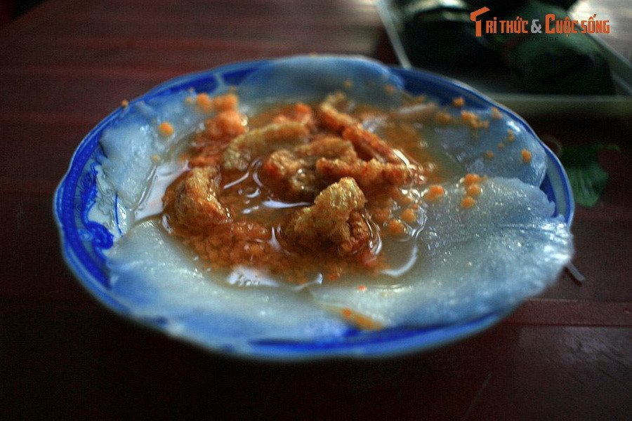 Đĩa bánh bèo Huế. Ẩm thực Huế cũng được biết đến với nhiều món bánh dùng để ăn nhẹ, trong đó nổi bật nhất là bộ ba "bèo-nậm-lọc" - tức bánh bèo, bánh bột lọc và bánh nậm. Điểm chung của các món bánh này là đều có hương vị thơm ngon, mềm mịn, thoang thoảng vị tôm.