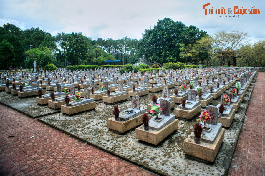 Nghĩa trang được xây dựng từ ngày 24/10/1975 đến ngày 10/4/1977. Sau khi hoàn thành, Nghĩa trang liệt sỹ Trường Sơn có tổng diện tích 140.000m2, trong đó diện tích đất mộ là 23.000m2, là nơi quy tụ trên 10.000 phần mộ của các liệt sĩ.