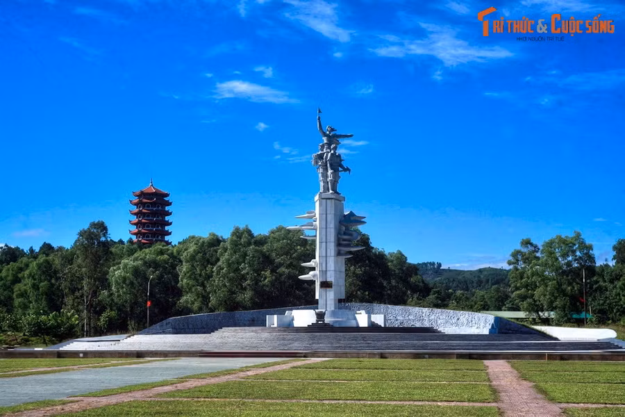 2. Nằm trên con đường mòn Hồ Chí Minh thuộc địa phận thị trấn Đồng Lộc, huyện Can Lộc, tỉnh Hà Tĩnh, Di tích lịch sử Ngã ba Đồng Lộc là địa danh gắn liền với sự hi sinh của 10 nữ thanh niên xung phong trong cuộc kháng chiến chống Mỹ cứu nước.