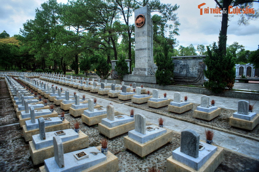 Khu đất mộ chia thành các khu vực theo quê quán liệt sĩ: Hà Nội, Bình Trị Thiên, Hà Nam Ninh, Hà Sơn Bình, Hải Hưng, Thái Bình, Hà Bắc, Nghệ Tĩnh, Thanh Hóa, Quảng Ninh, Vĩnh Phú, Hải Phòng, Cao Bằng, Hoàng Liên Sơn, Hà Tiên... và một khu dành cho 68 liệt sĩ khuyết danh.