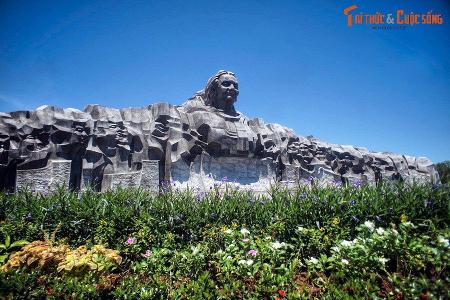 Trung tâm quần thể kiến trúc là tượng đài Mẹ Việt Nam anh hùng Nguyễn Thị Thứ (1904-2010) làm bằng chất liệu đá sa thạch, mang hình cánh cung dài trên 100 mét. Hai bên cánh cung tạc hình 11 liệt sĩ - là 11 người con của Mẹ Thứ đã mất trong hai cuộc kháng chiến chống Pháp và chống Mỹ.