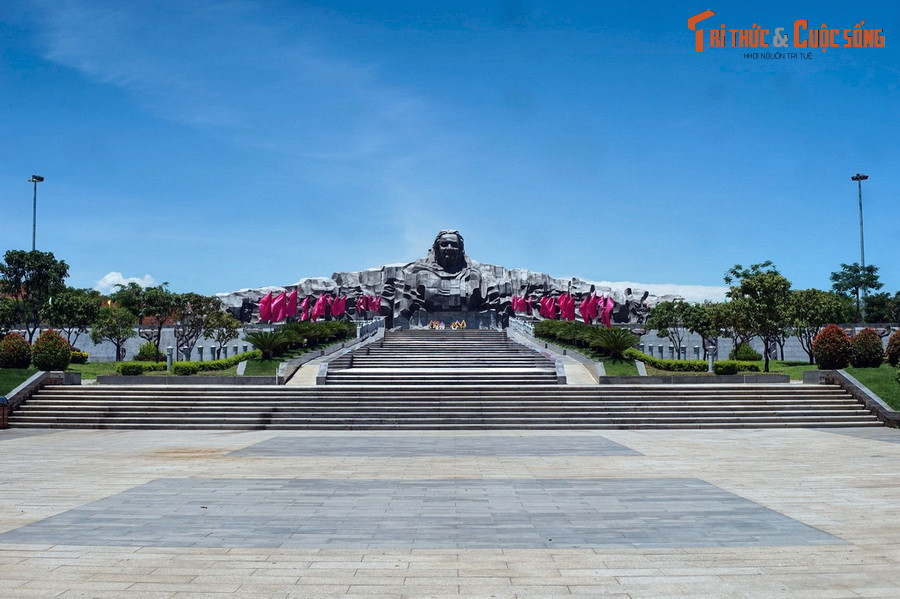 3. Nằm trên núi Cấm thuộc địa phận xã Tam Phú, thành phố Tam Kỳ, tỉnh Quảng Nam, Tượng đài Bà mẹ Việt Nam anh hùng được xây dựng từ năm 2009-2015 để khắc ghi công lao của những người mẹ đã hiến dâng những người con ưu tú cho sự nghiệp bảo vệ Tổ quốc.