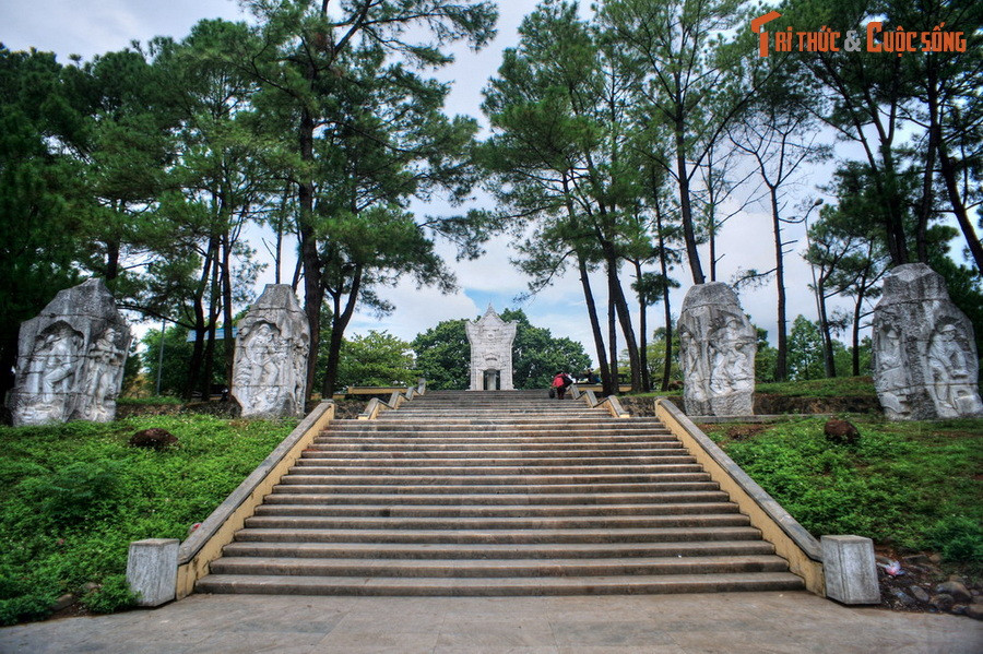 1. Tọa lạc cạnh đường Quốc lộ 15, thuộc địa phận xã Vĩnh Trường, huyện Gio Linh, Nghĩa trang liệt sĩ Trường Sơn là nơi tưởng niệm, tôn vinh những người con thân yêu của Tổ quốc đã anh dũng hy sinh xương máu của mình trên các nẻo đường Trường Sơn thời kháng chiến chống Mỹ.