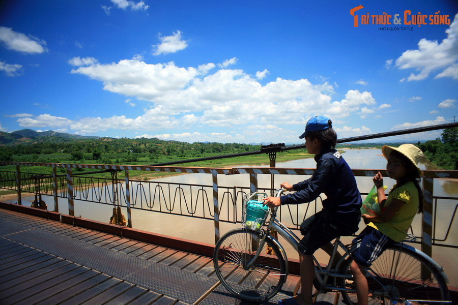 Khi hai dòng máu đến gần, chúng cuộn vào nhau thành xoáy nước và cuốn luôn cả dòng sông cùng trôi về hướng Tây.