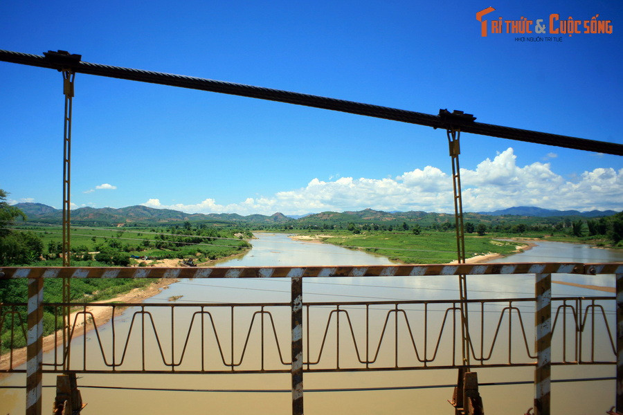 Sáng hôm sau, bà con hai bên bờ vô cùng ngạc nhiên khi thấy con sông thân thuộc bao đời nay bỗng chảy về hướng Tây và dòng nước ngầu đục phù sa như màu máu đỏ.