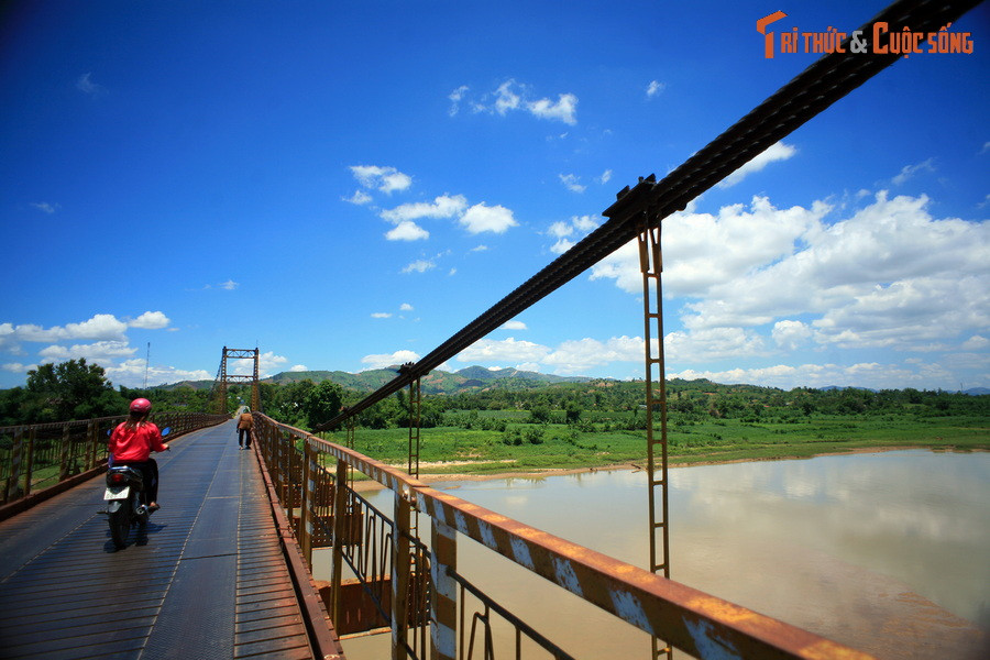 Khi biết sự việc, hai làng thức tỉnh, liền gạt bỏ hận thù, kết nghĩa anh em, sống hòa hiếu yên lành. Sông từ ấy cứ chảy ngược về Tây, không đổi dòng được nữa...