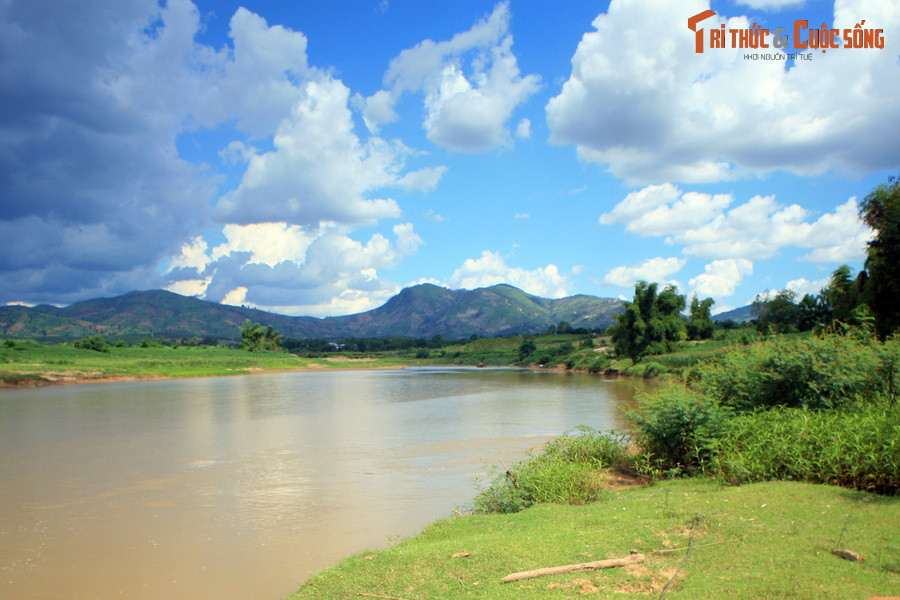Nhưng oái oăm thay, một chàng trai bên làng Jrai và cô gái bên làng Bana lại yêu nhau tha thiết. Hai người biết là làng sẽ chẳng cho họ thành đôi, mà rời xa nhau thì chẳng đặng.