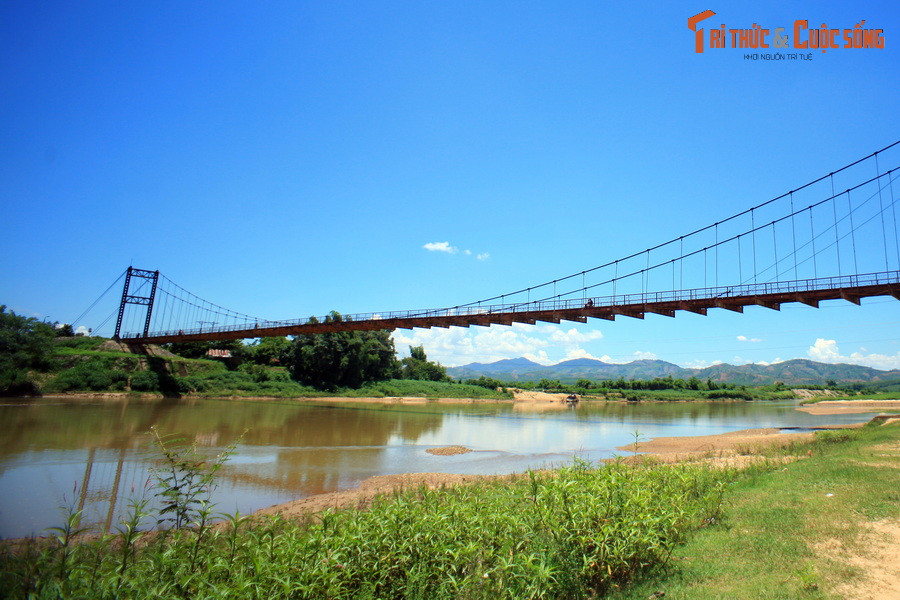 Dòng máu của chàng trai trôi xuôi về đông tìm người thương. Lạ lùng thay, dòng máu cô gái lại bơi ngược dòng chảy, lặng lẽ trườn về hướng Tây để tìm chàng trai.