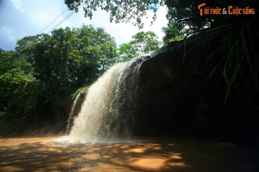 Nhưng sự thật không phải như vậy. Theo lời kể mà các già làng địa phương truyền lại thì từ thời xa xưa thác có tên là Prềnh - tiếng K’Ho có nghĩa là “cà đắng”. Sau khi khám phá ra vùng đất này, người Pháp ghi chép tên địa danh "Prềnh" thành “Prenn”.