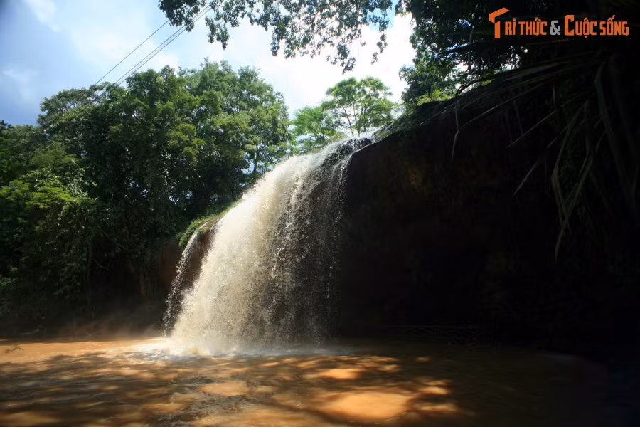 Nhưng sự thật không phải như vậy. Theo lời kể mà các già làng địa phương truyền lại thì từ thời xa xưa thác có tên là Prềnh - tiếng K’Ho có nghĩa là “cà đắng”. Sau khi khám phá ra vùng đất này, người Pháp ghi chép tên địa danh "Prềnh" thành “Prenn”.