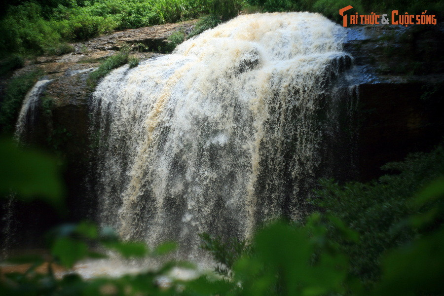 Thác nằm trong khu rừng nguyên sinh hiếm hoi còn sót lại trong khu vực, với dòng nước từ trên ghềnh đá với độ cao hơn 10 mét đổ xuống như một bức màn trắng xóa.