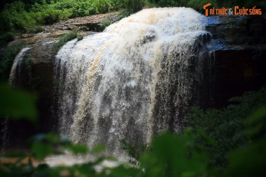 Thác nằm trong khu rừng nguyên sinh hiếm hoi còn sót lại trong khu vực, với dòng nước từ trên ghềnh đá với độ cao hơn 10 mét đổ xuống như một bức màn trắng xóa.