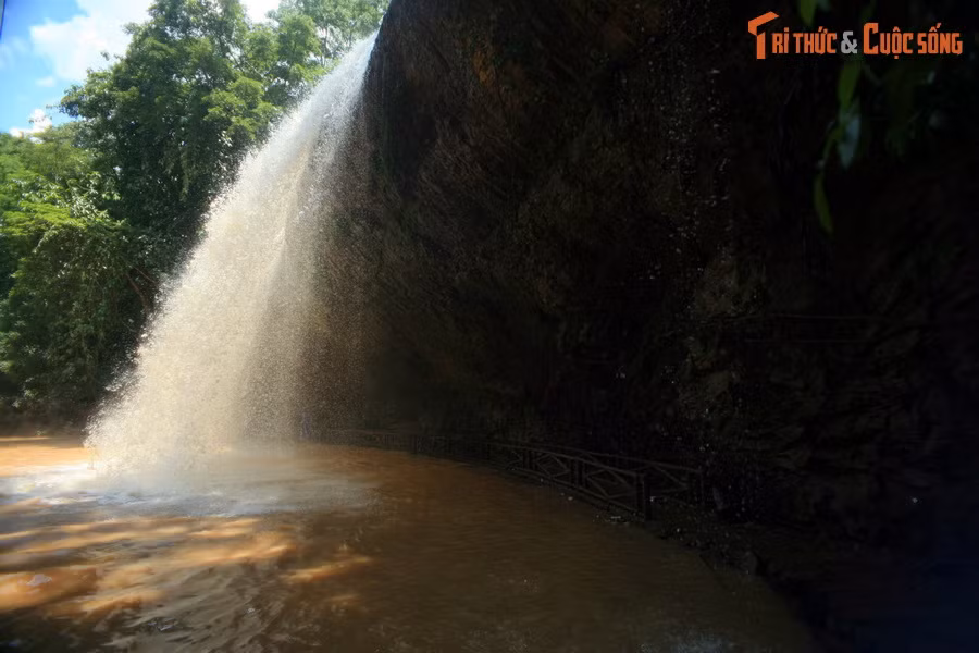 Thác sẽ đẹp hơn vào mùa mưa (khoảng tháng 5 đến tháng 11), khi dòng nước luôn dồi dào. Vào mùa khô, sẽ có những thời điểm lượng nước đổ về thác rất ít.
