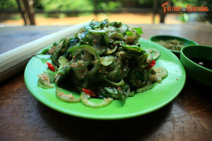 Loại cà này có trái nhỏ và tròn như cà pháo nhưng vỏ xanh và có điểm nhiều chấm trắng, khi chín màu vàng. Loại quả này được đồng bào dân tộc chế biến thành nhiều món ăn hấp dẫn.