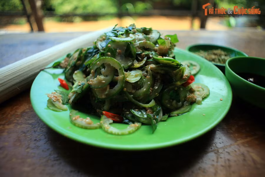 Loại cà này có trái nhỏ và tròn như cà pháo nhưng vỏ xanh và có điểm nhiều chấm trắng, khi chín màu vàng. Loại quả này được đồng bào dân tộc chế biến thành nhiều món ăn hấp dẫn.