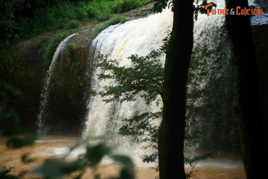 Thác Prenn còn có tên gọi khác là thác Tiên Sa vì lúc nước nhiều, dòng chảy trông như một dải lụa màu trắng, nhìn như mái tóc của nàng Bạch Mao Tiên Cô.