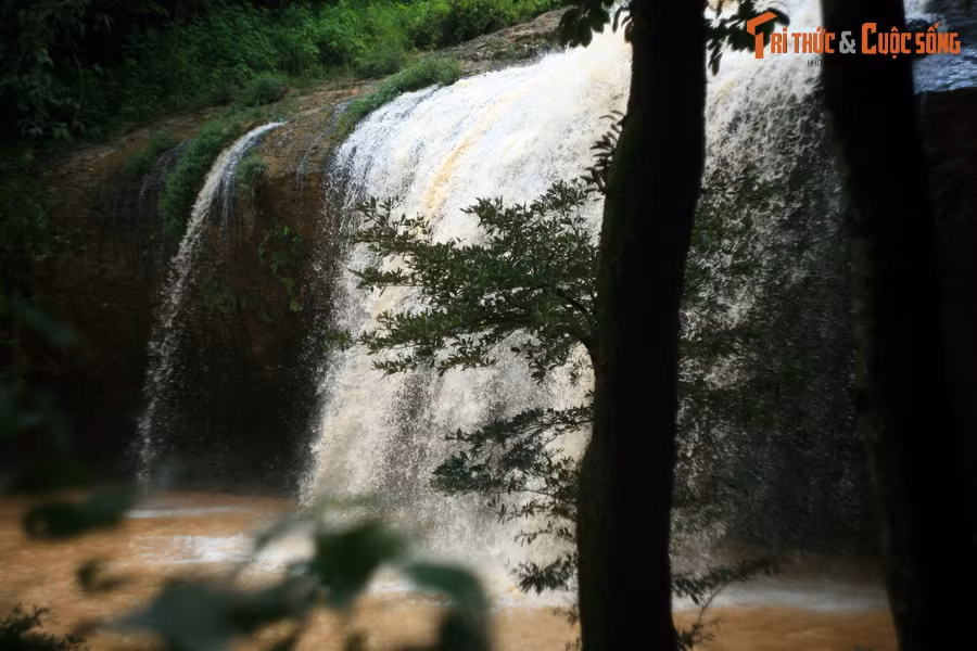 Thác Prenn còn có tên gọi khác là thác Tiên Sa vì lúc nước nhiều, dòng chảy trông như một dải lụa màu trắng, nhìn như mái tóc của nàng Bạch Mao Tiên Cô.