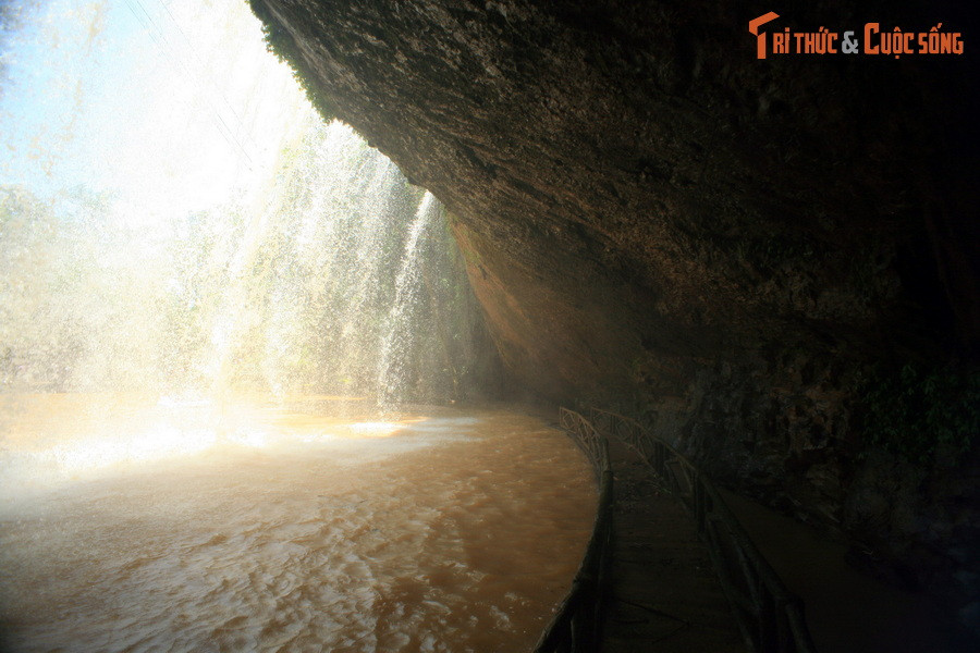 Du khách có thể men theo con đường bê tông được xây trên mặt nước để khám phá dòng thác từ bên dưới hoặc đi cáp treo để chiêm ngưỡng thác từ không trung.