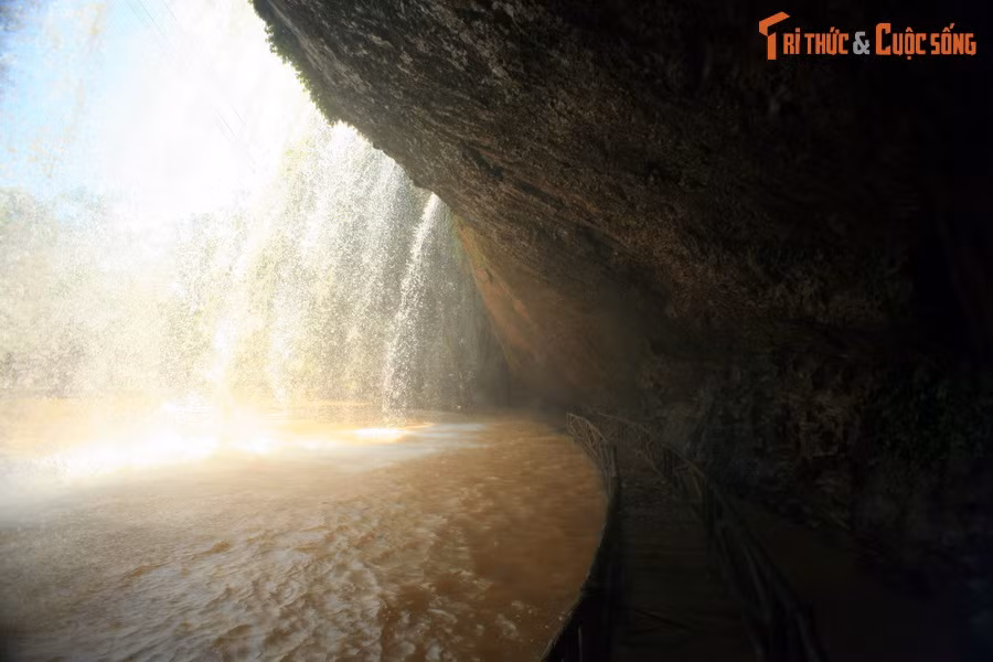 Du khách có thể men theo con đường bê tông được xây trên mặt nước để khám phá dòng thác từ bên dưới hoặc đi cáp treo để chiêm ngưỡng thác từ không trung.