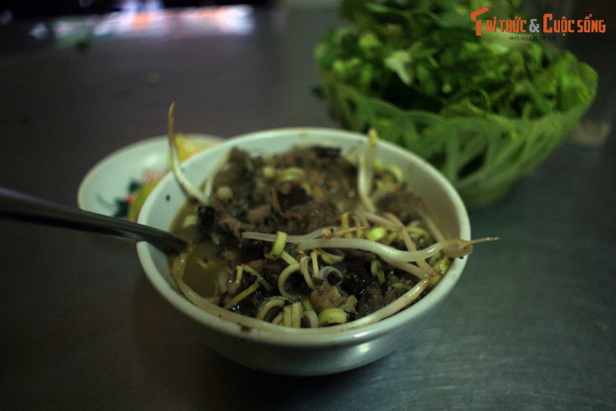 Nậm pịa ở thị trấn Mộc Châu, huyện Mộc Châu, Sơn La. Đặc sản nổi tiếng, có hương vị đặc trưng của đồng bào Thái này sử dụng một nguyên liệu đặc biệt là "pịa" - thứ dịch sền sệt trong ruột non của bò gồm dịch tiêu hóa và thức ăn chưa được tiêu hóa hoàn toàn, còn gọi là phân non.