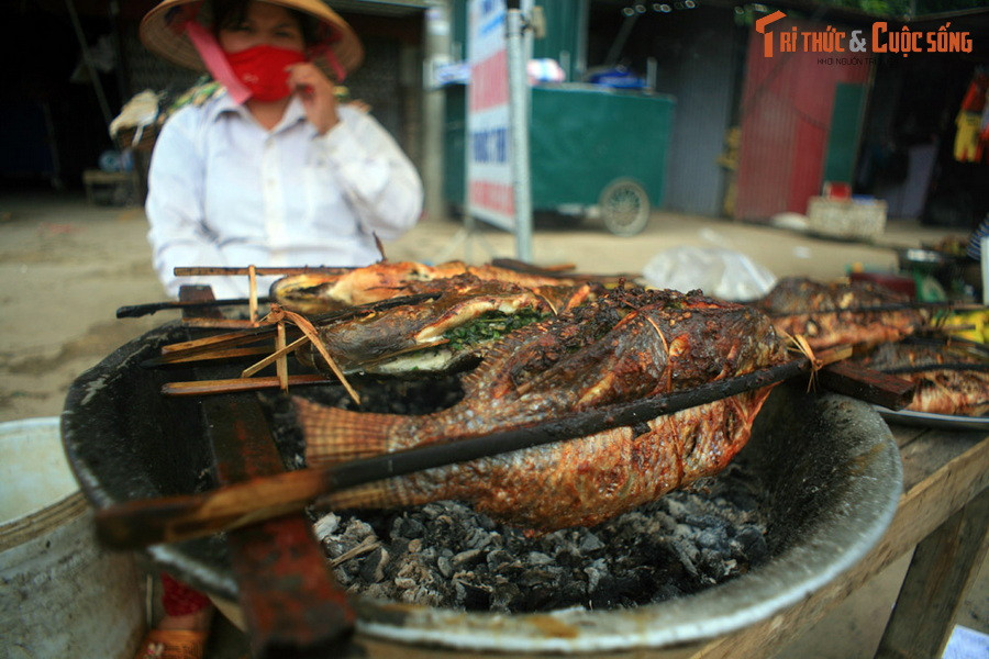 Pa pỉnh tộp - cá nướng kiểu dân tộc Thái ở thành phố Điện Biên Phủ. Món ăn trứ danh Điện Biên này sử dụng cá chép, cá trôi, cá trắm sống ở vùng suối núi, tẩm ướp các loại gia vị đặc trưng của đồng bào Thái, kẹp thanh tre rồi nướng trên than.