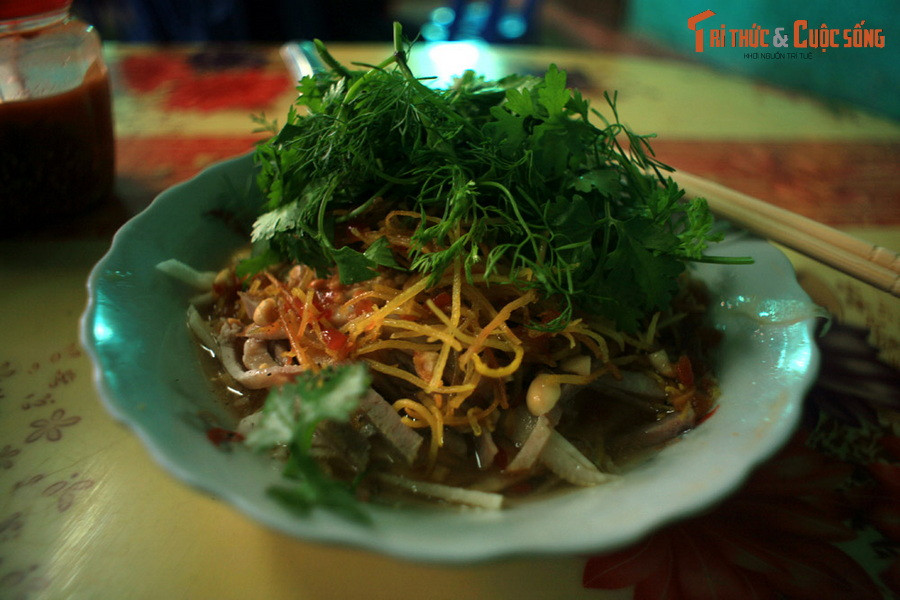 Phở chua ở thành phố Lạng Sơn. Món ăn đặc trưng Lạng Sơn này có thành phần chính là phở, ăn cùng nước dùng nguội có vị chua ngọt, thịt gà và rau thơm, cách ăn trộn như gỏi nộm.