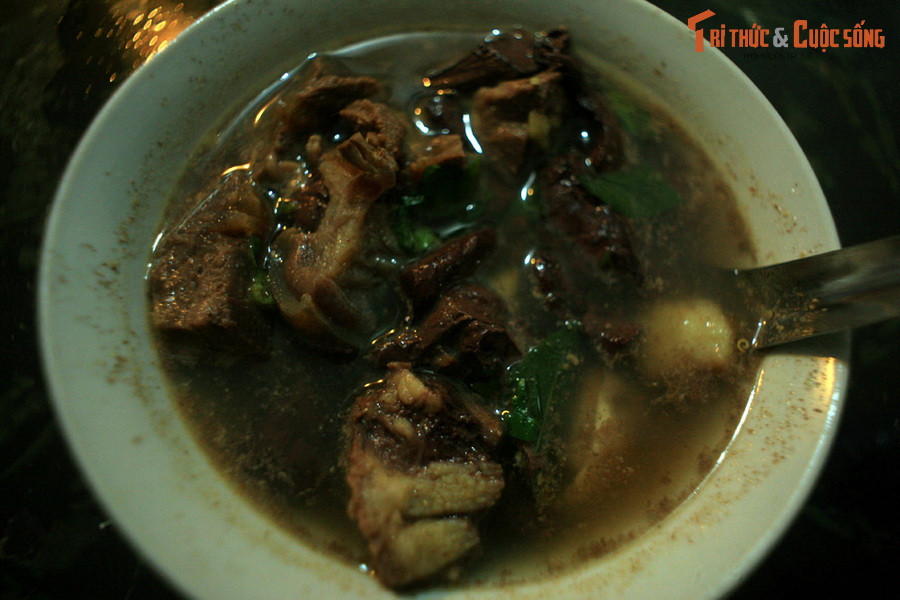 Thắng cố ngựa ở thành phố Sơn La. Thắng cố là món ăn truyền thống của người H'mông, gồm thịt và nội tạng gia súc chặt nhỏ xào trong chảo lớn rồi đổ nước vào đun hàng giờ. Thịt nấu thắng cố nguyên bản là thịt ngựa về sau có thêm thịt bò, thịt trâu, và thịt lợn.