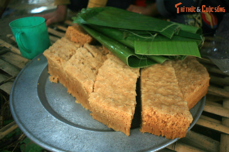 Bánh bò ở chợ phiên Hưng Đạo, huyện Bảo Lạc, Cao Bằng. Còn gọi là cao bông, món bánh truyền thống của đồng bào Tầy, Nùng này có thành phần chính là bột gạo và đường, mang vị ngọt thanh giản dị.