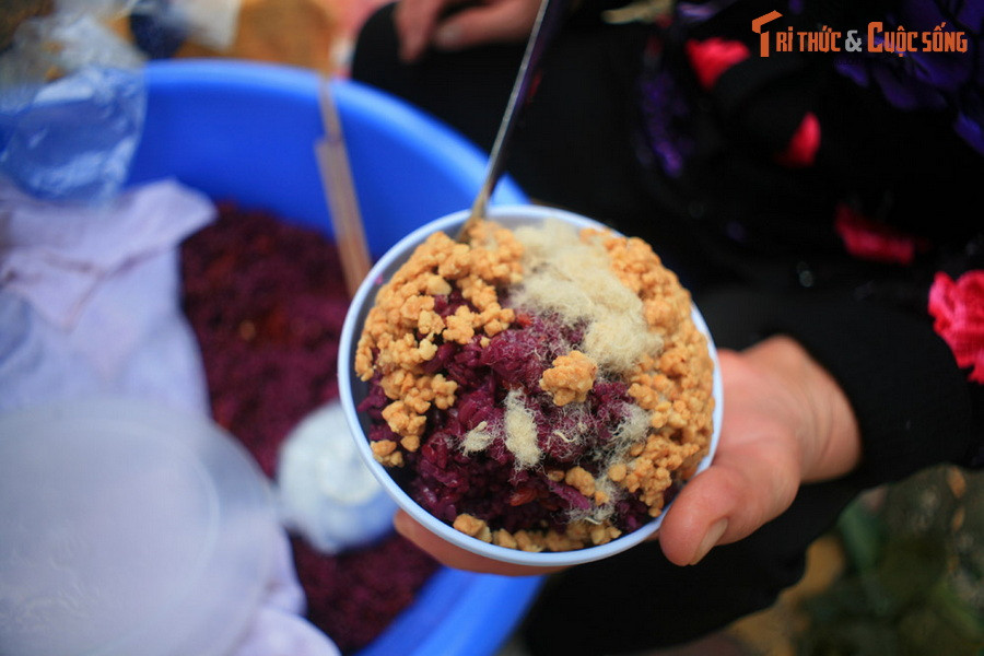 Xôi lá cẩm ở Cao Bằng. Loại xôi này có màu tím bắt mắt do dùng nước lá cẩm làm phẩm nhuộm.
