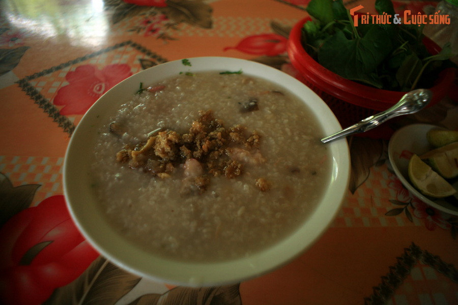 Cháo ấu tẩu ở huyện Bắc Mê, Hà Giang. Đây là loại cháo đặc trưng của đồng bào H'Mông ở Hà Giang, được nấu cùng củ ấu tẩu, loại củ "độc chết người" nhưng lại là vị thuốc "đại bổ" và có hương vị hấp dẫn nếu chế biến đúng cách.