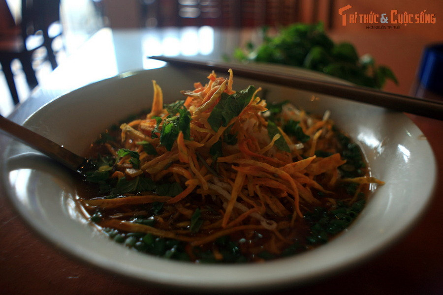  Cuốn sủi ở thành phố Lào Cai. Món ăn có nguồn gốc từ người Hoa có sợi bánh phở mềm mềm như món phở ở Hà Nội, nhưng nước dùng đặc sệt, màu đỏ, hương vị đậm đà. "Topping" là thịt, giò, dưa cải muối, tất cả được thái sợi, ăn kèm rau thơm.