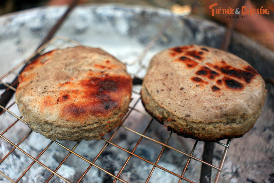 Bánh tam giác mạch ở huyện Đồng Văn, Hà Giang. Món đặc sản của miền cao nguyên đá Hà Giang dùng nguyên liệu chính là hạt cây tam giác mạch. Hạt được xay thành bột, nhào với nước, đúc thành những miếng bánh tròn dẹt rồi nướng trên thành hồng.
