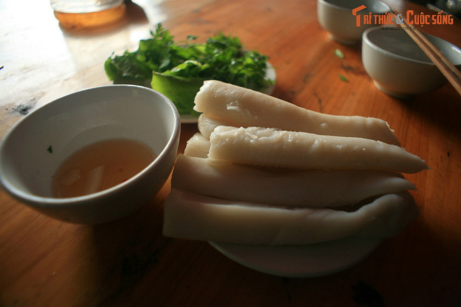 Bánh gật gù ở huyện Tiên Yên, Quảng Ninh. Bánh được làm từ bột gạo được tráng, hấp chín, đổ bột bánh lên khuôn một lớp dày cuộn tròn không nhân và cắt thành từng khúc dài khoảng 15–20 cm. Nước chấm chuẩn của loại bánh này là nước mắm chưng mỡ gà, hành phi và cho thêm thịt băm.