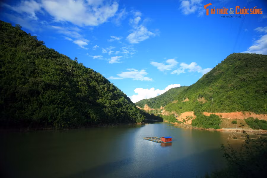 Hồ thủy điện Tà Cọ mở ra một khoảng không gian mặt nước nên thơ, thanh bình giữa khung cảnh núi non vùng biên giới.
