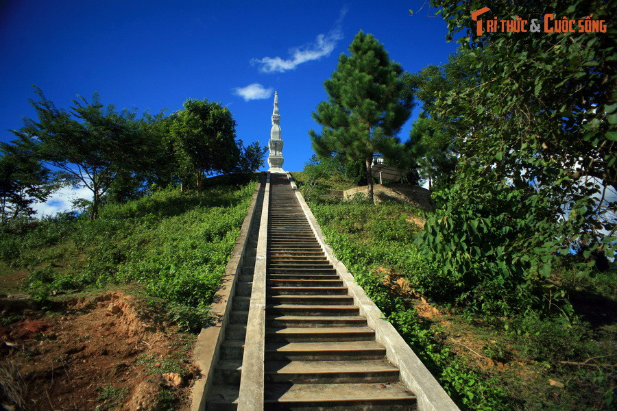 Tháp Mường Và nằm ở bản bản Mường Và là điểm đến nổi bật ở huyện Sốp Cộp. Tòa tháp cổ của người Lào này được xây dựng vào thế kỷ 17, được công nhận là Di tích kiến trúc - nghệ thuật cấp quốc gia từ năm 1998.