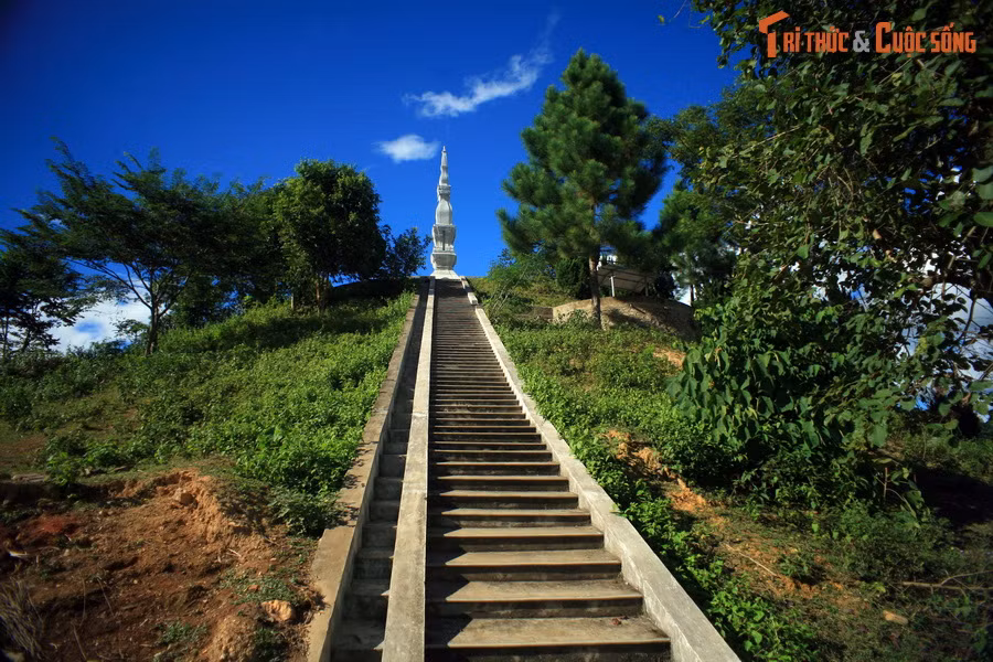 Tháp Mường Và nằm ở bản bản Mường Và là điểm đến nổi bật ở huyện Sốp Cộp. Tòa tháp cổ của người Lào này được xây dựng vào thế kỷ 17, được công nhận là Di tích kiến trúc - nghệ thuật cấp quốc gia từ năm 1998.