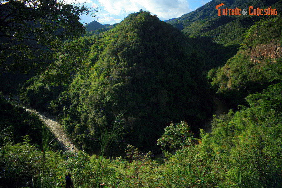 Bù lại, cảnh quan hai bên đường khá ngoạn mục, với núi rừng hoang sơ trải ra ngút ngàn.