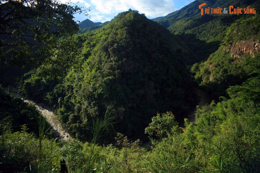 Bù lại, cảnh quan hai bên đường khá ngoạn mục, với núi rừng hoang sơ trải ra ngút ngàn.