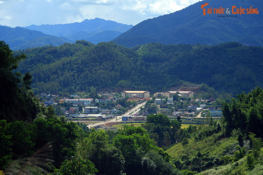 Toàn cảnh thị trấn Sốp Cộp nhìn từ Quốc lộ 4G.