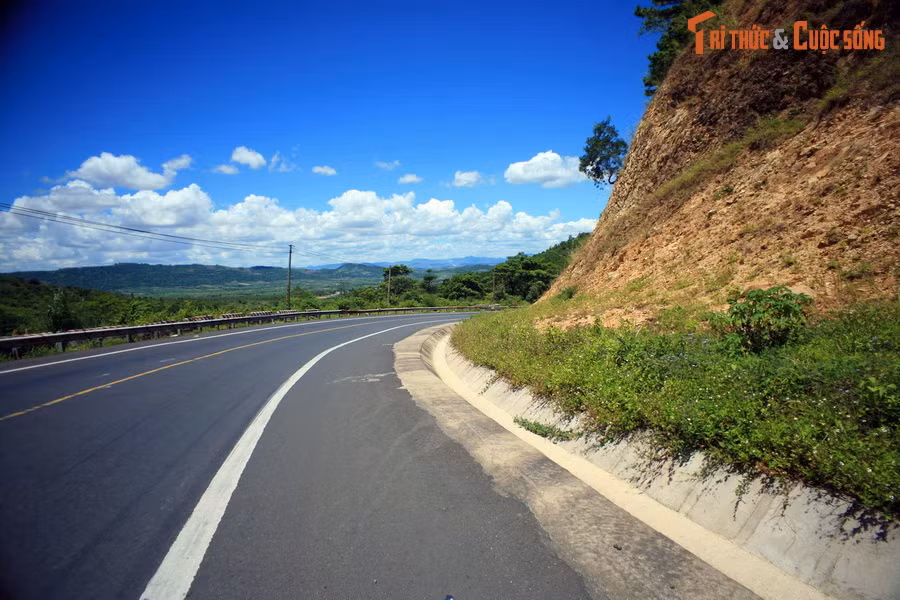 Đèo Mang Yang chính là nơi ghi dấu một sự kiện lớn trong cuộc kháng chiến chống Pháp của dân tộc Việt Nam, đó là trận đánh cây số 15 đèo Mang Yang, dẫn đến chiến thắng Đắk Pơ ngày 24/6/1954 của lực lượng Việt Minh.